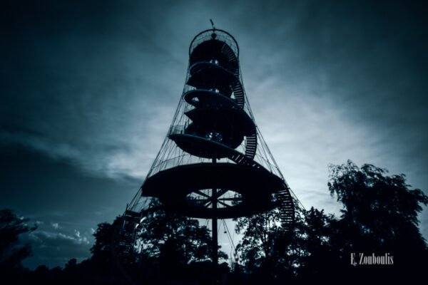 Der Killesbergturm als Silhouette in einer bläulichen Stimmung