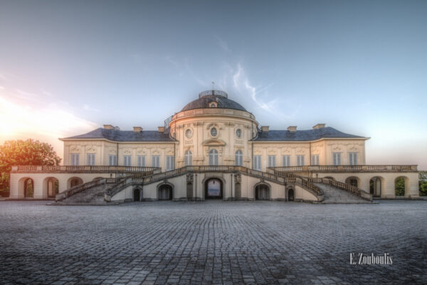 Das Schloss Solitude im Rokoko Stil in Stuttgart bei tiefstehender Sonne.