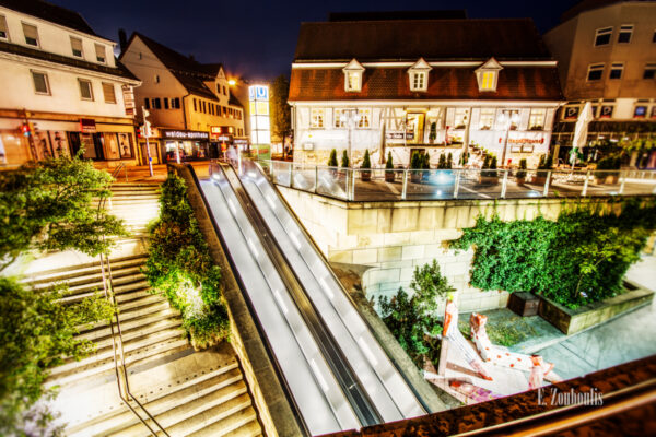 Nachtaufnahme in Stuttgart Degerloch. Die Rolltreppe führ hinauf zu dem schönen Fachwerkhaus der Pils-Stube Ritter