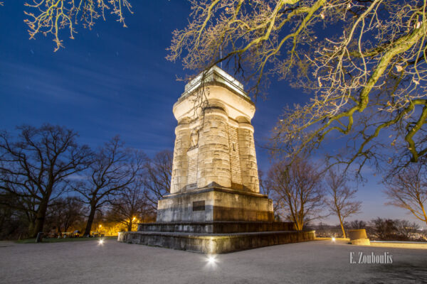 Nacht Aufnahme am Bismarckturm in Stuttgart. Auf dem Boden liegt der Schnee