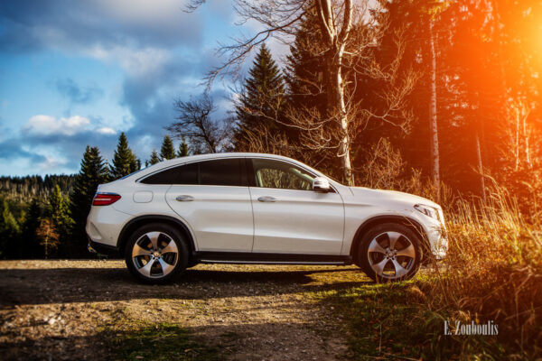 Ein Mercedes Benz GLE 400 4Matic im Gelände