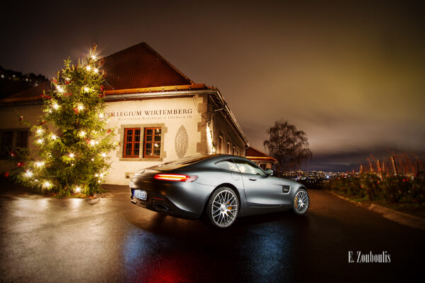 Nachtaufnahme eines Mercedes AMG GTS vor dem Collegium Wirtemberg am Rotenberg, Stuttgart mit Blick auf den Weinberg und den Lichtern der Stadt