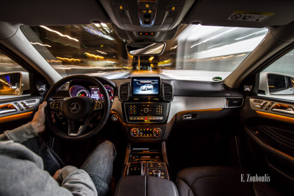 Nachtaufnahme in einem fahrenden Mercedes Benz GLE in Stuttgart. Bild entstanden auf Einladung von Mercedes Benz