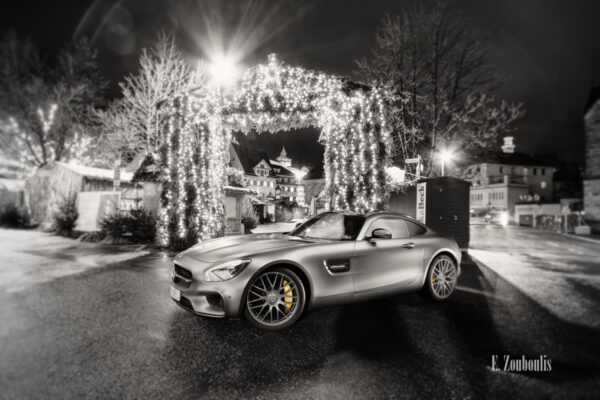 Schwarzweiß Aufnahme mit gelben Elementen eines Mercedes Benz AMG GTS am Weihnachtsmarkt in Esslingen