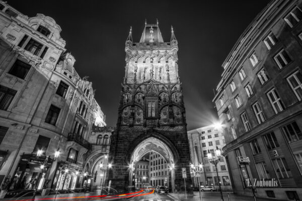 Nachtaufnahme am Pulverturm in Prag am Platz der Republik. Roter Lichtschweife kennzeichnen den durchfahrenden Verkehr bei Nacht