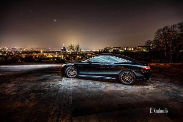 Nachtaufnahme einer Mercedes S-Klasse Coupè. Im Hintergrund sind die funkelnden Lichter der Stadt Stuttgart zu sehen. Bild entstanden auf Einladung von Mercedes Benz