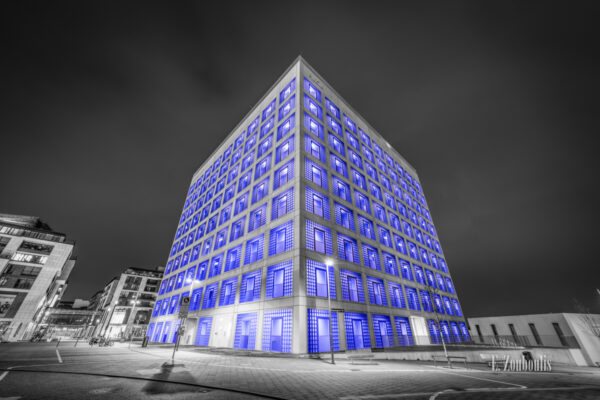 Schwarzweiß Aufnahme mit blauen Lichtelementen der Stadtbibliothek Stuttgart