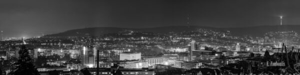 Nächtliches Schwarzweiß Panorama von Stuttgart. In der Mitte des Bildes befindet sich die Stadtbibliothek und die Innenstadt. Rechts am Bildrand ist der Fernsehturm zu sehen