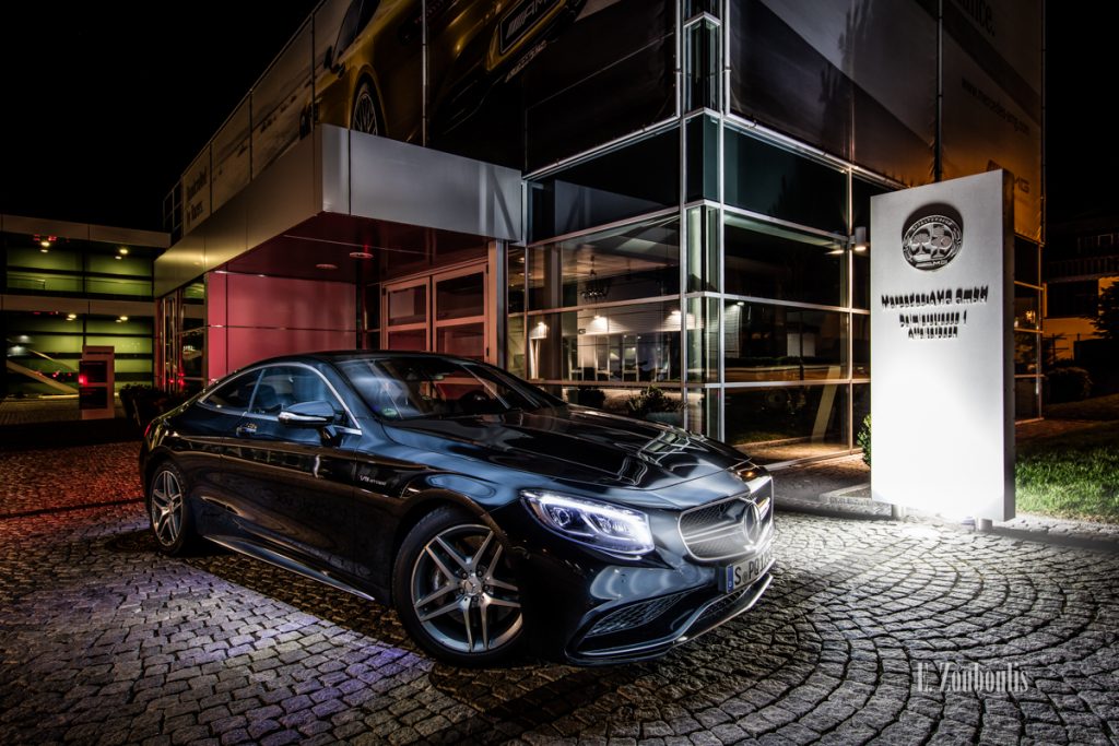 Wandansicht: EZ00448 S63 at Mercedes AMG GmbH in der gewählten Größe über einem Sofa