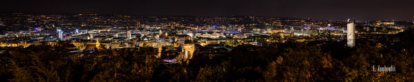 Nächtliches Panorama von Stuttgart mit Blick auf die Stuttgarter Innenstadt. In der Mitte des Bildes befindet sich der Charlottenplatz