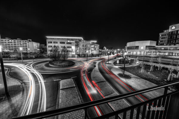 Schwarzweiß-Aufnahme in Böblingen mit roten und gelben Elementen, die den Verkehr sichtbar machen