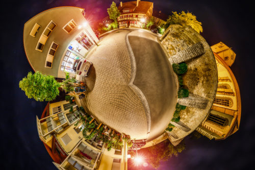 Der Planet Gärtringen – in diesem Fall an der Kirchstraße vor der St. Veit Kirche in Gärtringen. Ein 360 Grad Rundumblick in der Form einer Sphäre