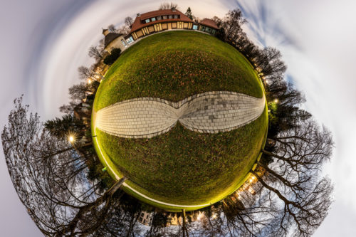 Der Planet Gärtringen – in diesem Fall vor der Villa Schwalbenhof in Gärtringen. Ein 360 Grad Rundumblick in der Form einer Sphäre
