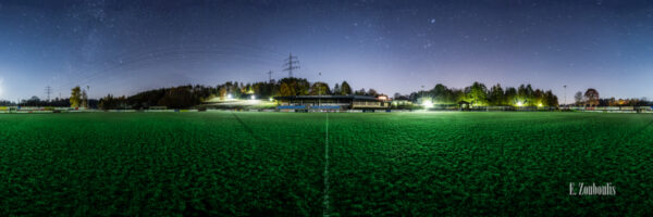 Rundumaufnahme in einer sternenklaren Nacht auf dem Fußballplatz am Weingarten des FC Gärtringen in einem 360 Grad Panorama