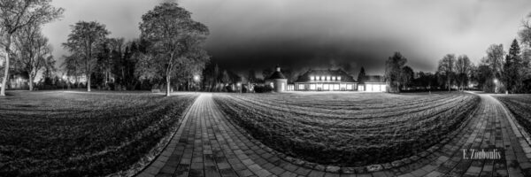 Rundumaufnahme bei Nacht in Schwarzweiß vor der Villa Schwalbenhof in Gärtringen in einem 360 Grad Panorama