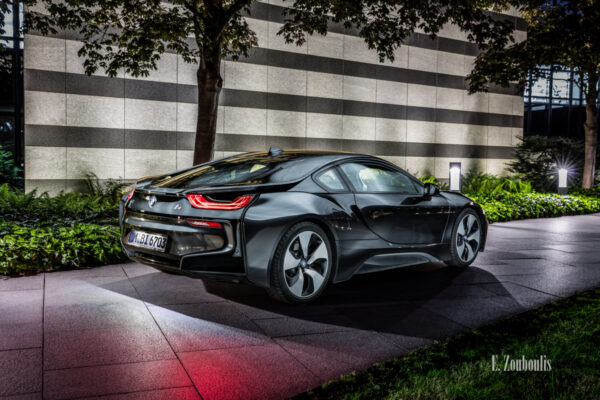 Nachtaufnahme eines BMW i8. Blick seitlich auf das Heck des Hybridwagens im Park der Landesbank BW. Mit freundlicher Genehmigung der LBBW in Zusammenarbeit mit der BMW Niederlassung Stuttgart