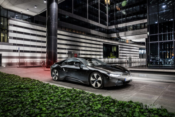 Nachtaufnahme eines BMW i8. Blick seitlich auf die Front des Hybridwagens im Park der Landesbank BW. Mit freundlicher Genehmigung der LBBW in Zusammenarbeit mit der BMW Niederlassung Stuttgart