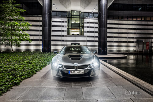 Nachtaufnahme eines BMW i8. Blick auf die Front des Hybridwagens im Park der Landesbank BW. Mit freundlicher Genehmigung der LBBW in Zusammenarbeit mit der BMW Niederlassung Stuttgart