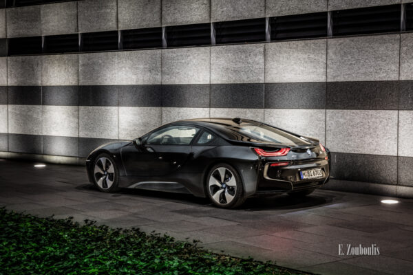 Nachtaufnahme eines BMW i8. Blick seitlich auf das Heck des Hybridwagens im Park der Landesbank BW. Mit freundlicher Genehmigung der LBBW in Zusammenarbeit mit der BMW Niederlassung Stuttgart