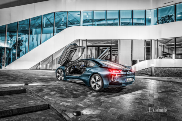 Nachtaufnahme eines BMW i8. Blick seitlich auf das Heck des Hybridwagens vor dem Fraunhofer IAO in Stuttgart Vaihingen. Mit freundlicher Genehmigung des Fraunhofer Instituts in Zusammenarbeit mit der BMW Niederlassung Stuttgart