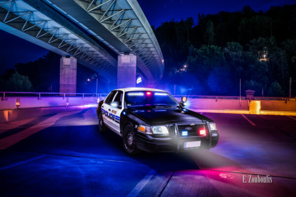 Amerikanisches Polizei Auto im Einsatz. Im Hintergrund ist die Brücke der B14 in Stuttgart Vogelrain zu sehen