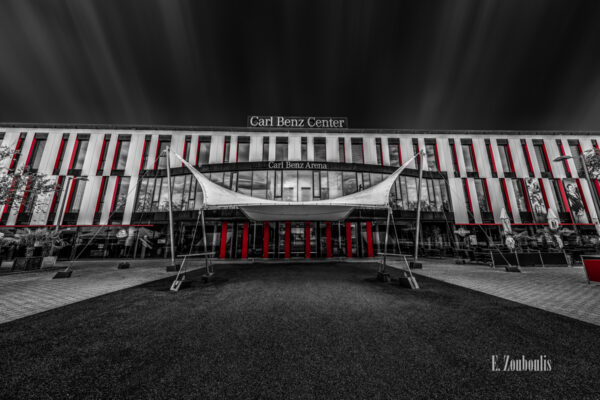 Schwarzweiß Aufnahme mit roten Elementen an der Carl Benz Arena am Neckarpark in Stuttgart