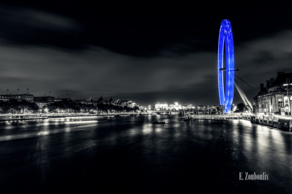 Nachtaufnahme in London. Blick auf die Themse und den blauen Lichtschweif des London Eye. Leichter Sepia-Ton mit blauem Lichteffekt