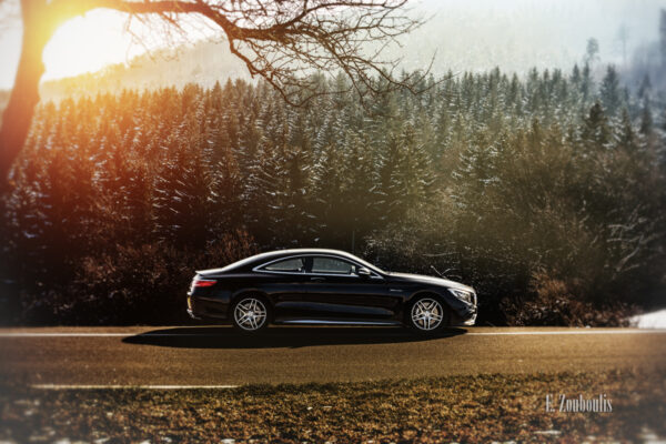 ufnahme eines schwarzen Mercedes AMG S63 vor der Burg Hohenzollern. Im Vordergrund ist etwas Schnee. In der Mitte des Bildes die S-Klasse und im Hintergrund die Bäume, die leicht vom Schnee bedeckt sind. Aufnahme entstanden auf Einladung von Mercedes Benz