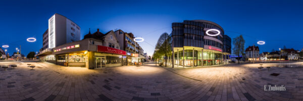 360° Rundumblick an der Bahnhofstraße in Böblingen. Im Vordergrund das Gebäude der Kreissparkasse. Seitlich der Springbrunnen und im Hintergrund die Wolfgang-Brumme-Allee