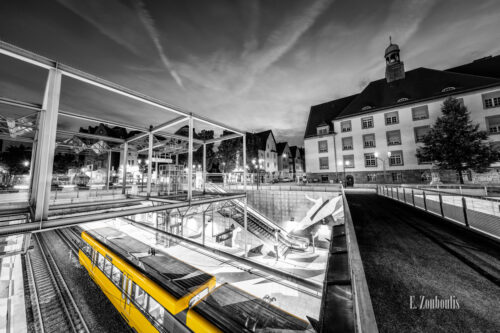 Schwarzweiß-Aufnahme mit einer gelb einfahrenden Straßenbahn am Wilhelm-Geiger-Platz in Stuttgart-Feuerbach