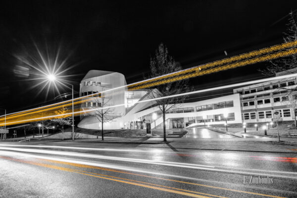 Nachtaufnahme in Schwarzweiß am Fraunhofer IAO Gebäude in Stuttgart Vaihingen. Rote und Gelbe Lichtschweife kennzeichnen den Verkehr auf der Nobelstraße