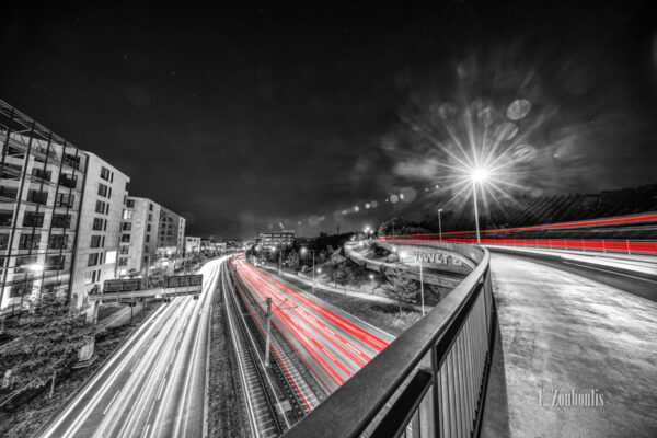 Schwarzweiss-Aufnahme über der Brücke an der B10 / B27 in der Nähe vom Pragsattel in Stuttgart Feuerbach. Der vorbeifahrende Verkehr hinterlässt rote Lichtschweife