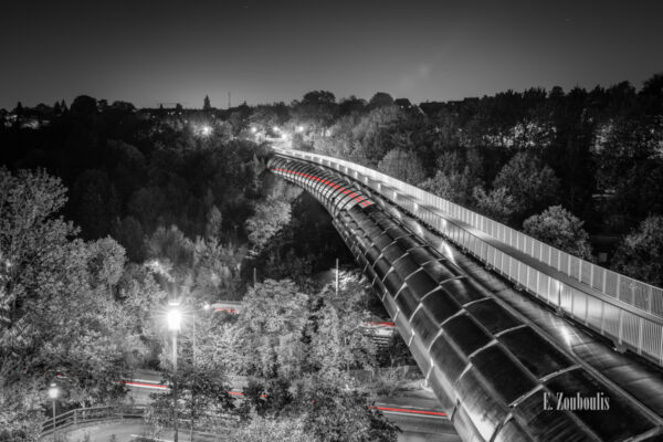 Schwarzweiss-Aufnahme am Österfeld / in Stuttgart Vaihingen. Im Vordergrund ist der Österfeldtunnel mit seiner einzigartigen Architektur zu sehen. Der Verkehr im Tunnel und an der Kaltentaler Abfahrt hinterlässt einen roten Lichtschweif