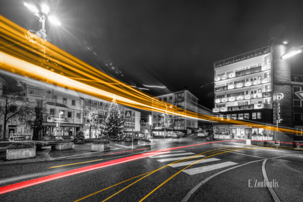 Schwarzweiß-Aufnahme am Postplatz in Böblingen mit gelben und roten Lichtschweifen, die den vorbeiziehenden Verkehr kennzeichnen