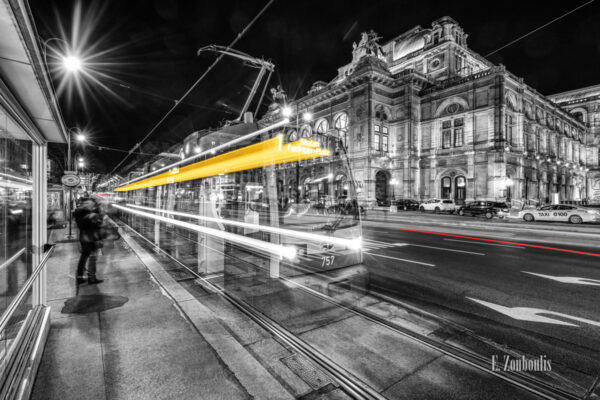 Schwarzweiß-Fotografie am Burgring in Wien mit einfahrender Straßenbahn in gelber Aufschrift vor der Wiener Staatsoper