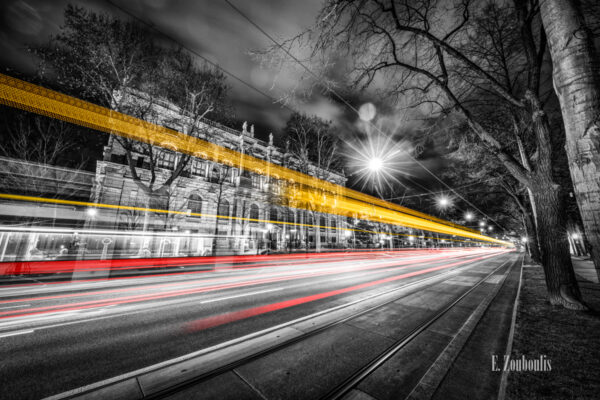 Schwarzweiß-Fotografie am Burgring in Wien mit vorbeiziehendem Verkehr vor dem Kunsthistorischen Museum