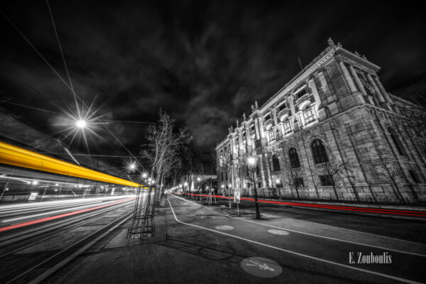 Schwarzweiß-Fotografie am Burgring in Wien mit vorbeiziehendem Verkehr vor dem Kunsthistorischen Museum