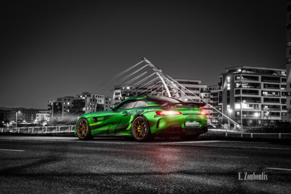 Schwarzweiss-Aufnahme eines Sievers Performance AMG GTR Green Tiger in grün. Im Hintergrund ist die Brücke am Flugfeld Böblingen zu sehen