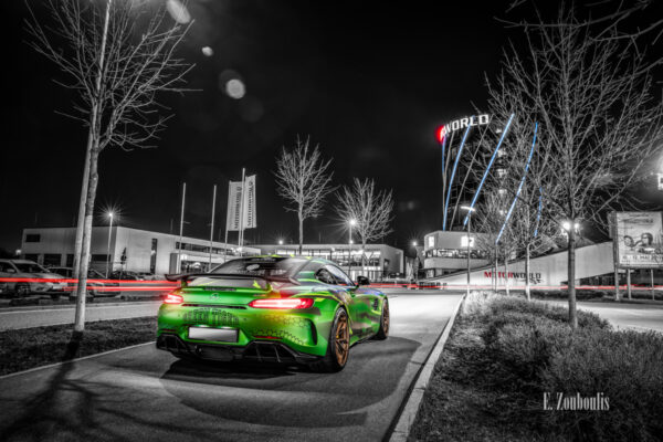 Schwarzweiss-Aufnahme eines Sievers Performance AMG GTR Green Tiger in grün. Im Hintergrund ist der Motorworld Turm am Flugfeld Böblingen zu sehen