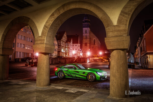 Fotografie eines Sievers Performance AMG GTR Green Tiger. Im Hintergrund ist der Marktplatz und die Stadtkirche in Böblingen zu sehen