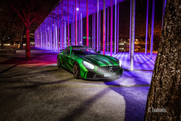 Fotografie eines Sievers Performance AMG GTR Green Tiger. Im Hintergrund ist die Wandelhalle am Unteren See in Böblingen zu sehen