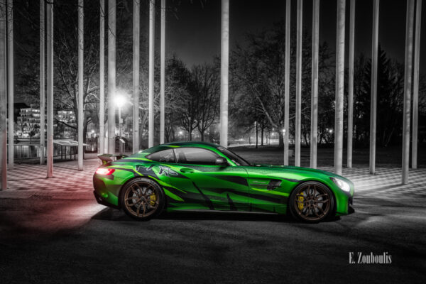 Fotografie eines Sievers Performance AMG GTR Green Tiger. Im Hintergrund ist die Wandelhalle am Unteren See in Böblingen zu sehen