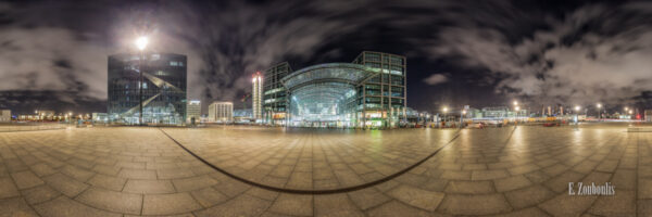 Berlin Hauptbahnhof Panorama. 360 Grad Fotografie am Berliner Hauptbahnhof bei Nacht.