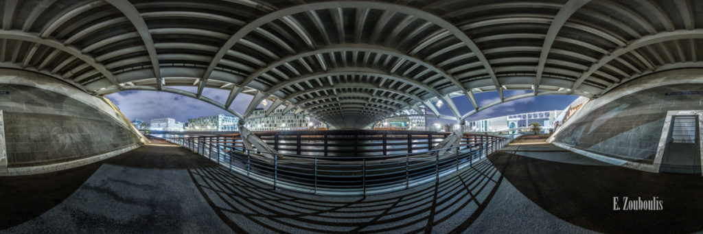 Die Unterwelt von Berlin - 360 Grad Fotografie an der Spree unter der Kronprinzenbrücke mit Blick auf das Regierungsviertel von Berlin