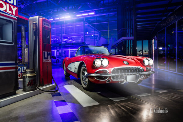 Eine 1961 Chevrolet Crovette C1 neben einer alten Tankstelle