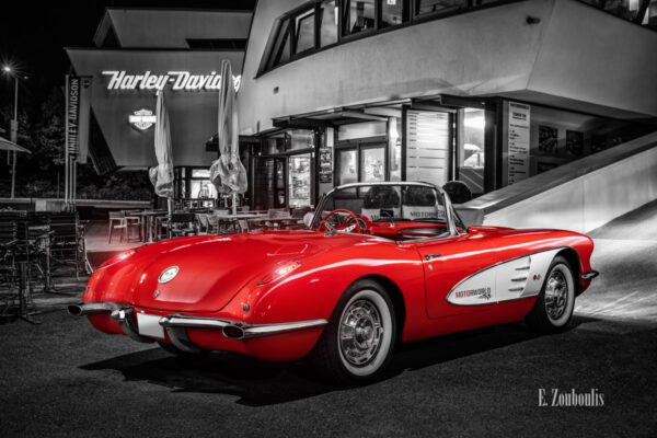 Eine 1961 Chevrolet Corvette C1 an der Motorworld Böblingen bei Stuttgart. Rote Corvette mit Hintergrund in schwarz weiss.