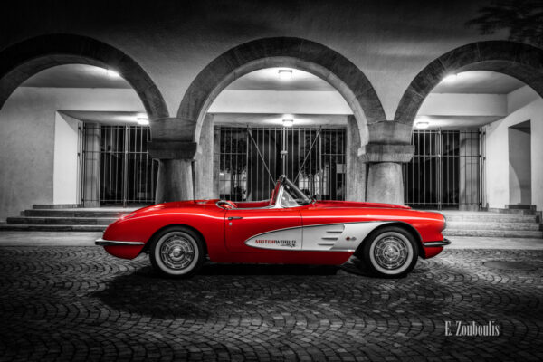 Eine 1961 Chevrolet Corvette C1 am Rathaus in Böblingen bei Nacht. Rote Corvette mit Hintergrund in schwarz weiß