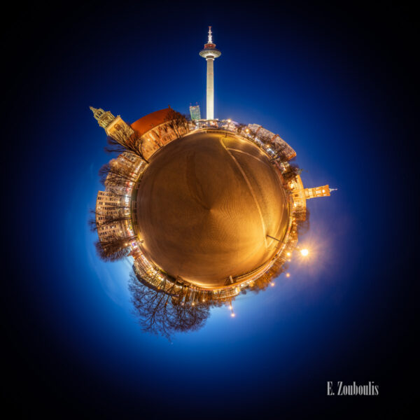 Planet Alexanderplatz Berlin - Am Alexanderplatz Berlin bei Nacht als kleiner Planet mit Blick auf den Fernsehturm und die Marienkirche