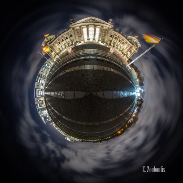 Planet Reichstag Berlin - Kleiner Planet vom Reichstag in Berlin bei Nacht