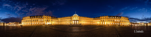 360 Grad Panorama Fotografie am Schlossplatz in Stuttgart zur blauen Stunde. Zu sehen ist das Neue Schloss